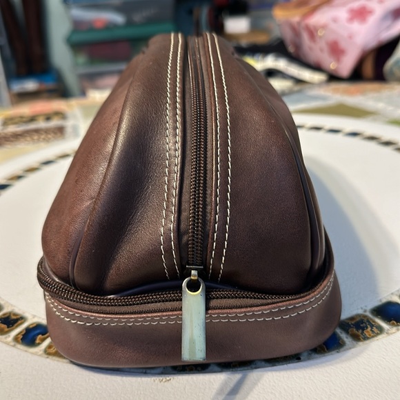 Awesome Men’s Leather Toiletry Shaving Bag by Hammacher Schlemmer - Picture 5 of 12